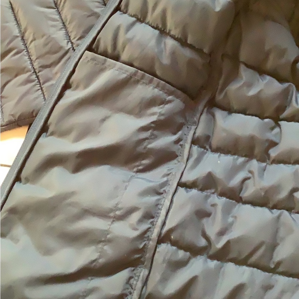 Amazon Essentials Kids Light-Weight Water-Resistant Packable Hooded Puffer Coat.
